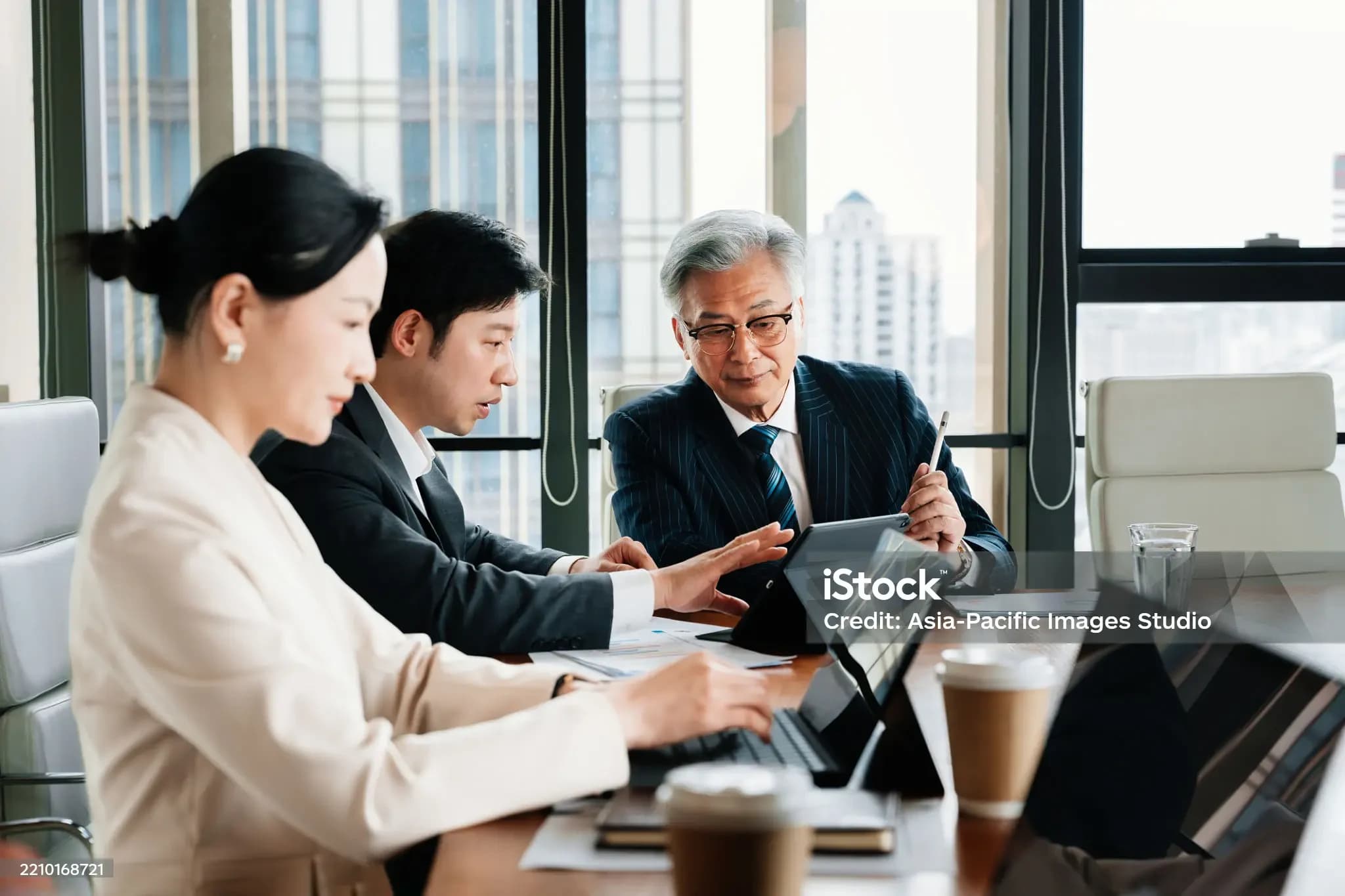 企業團隊在會議中討論雲端營運策略